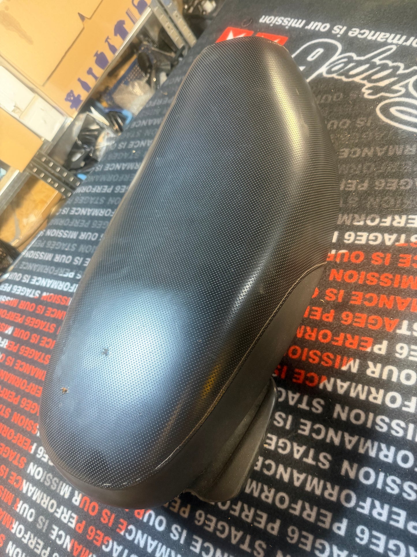 Selle + coffre + poignée passage booster