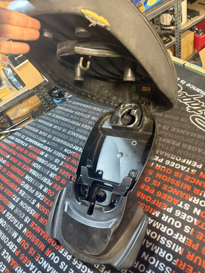 Selle + coffre + poignée passage booster