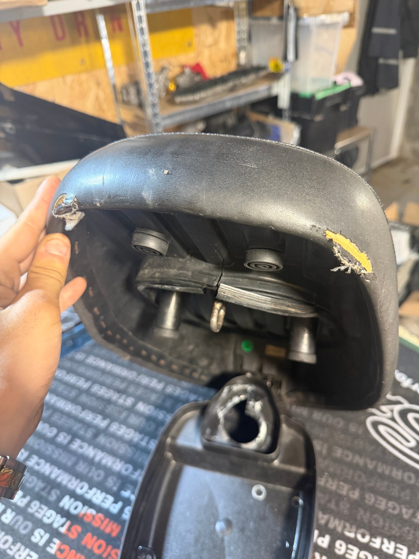Selle + coffre + poignée passage booster